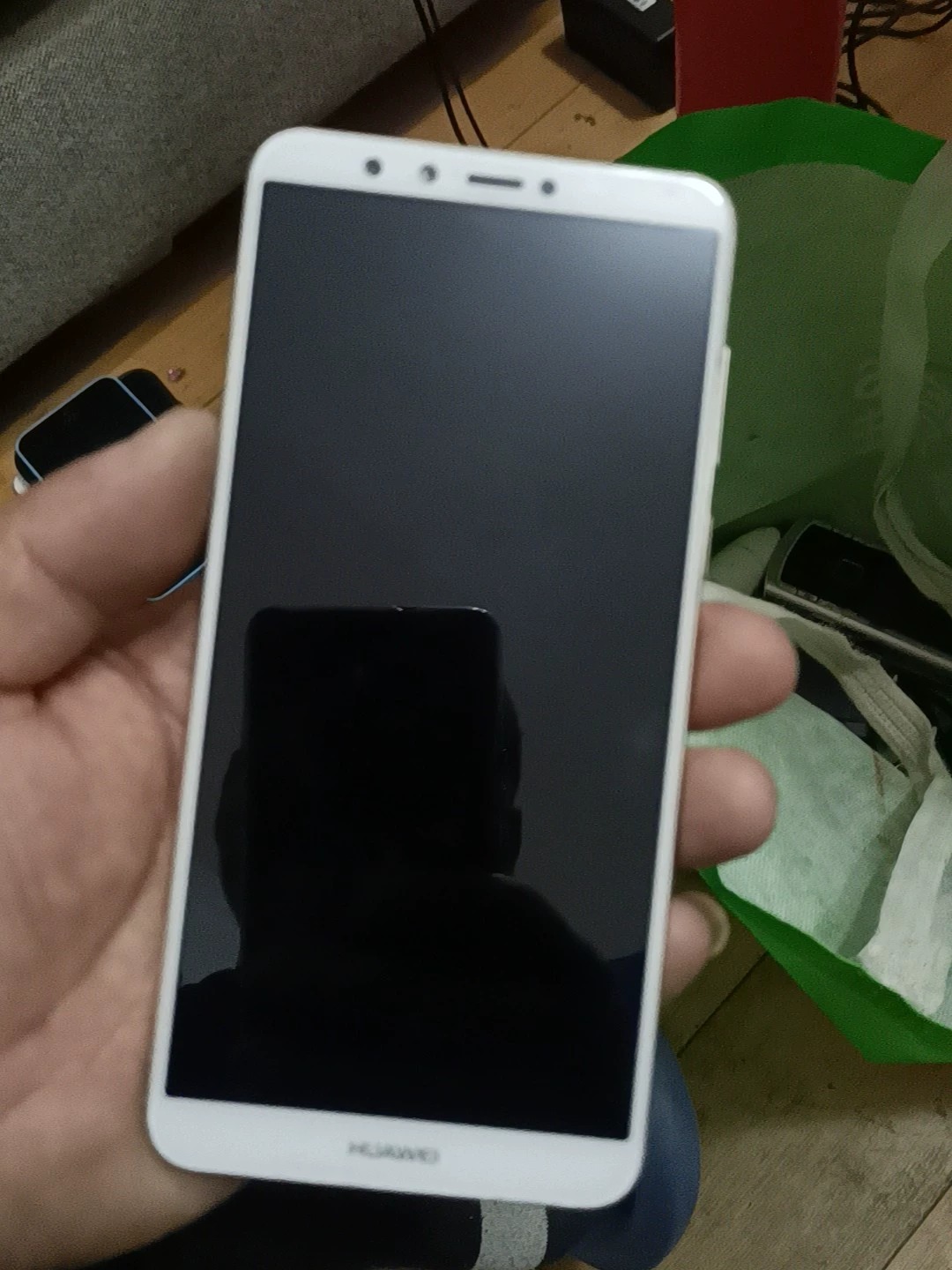 华为畅享8手机出售。 手机能开机，功能正常使用，原装机器